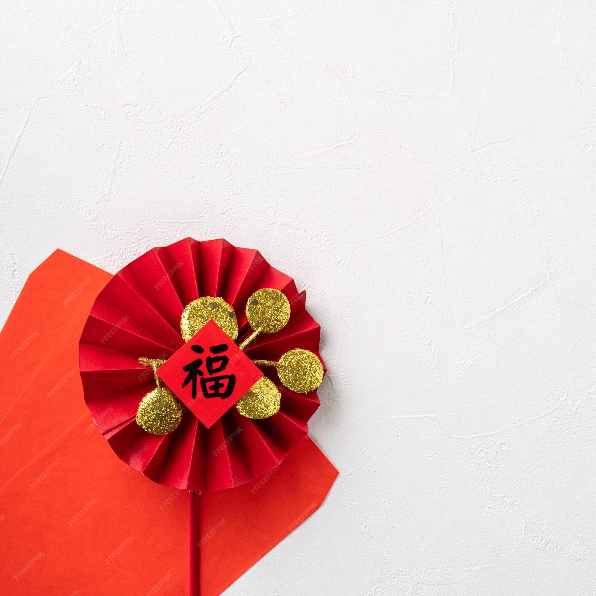 Vista superior do conceito de design de espaço de cópia de fundo de ano  novo lunar chinês com flor de ameixa branca e decoração festiva, a palavra  dentro da imagem significa bênção.