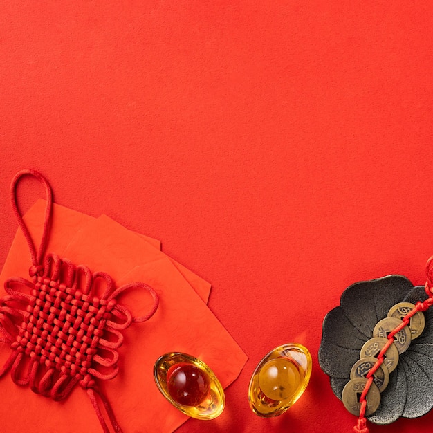 Vista superior do conceito de design de espaço de cópia de fundo de ano novo lunar chinês com flor de ameixa vermelha e decoração festiva, a palavra dentro da imagem significa bênção.