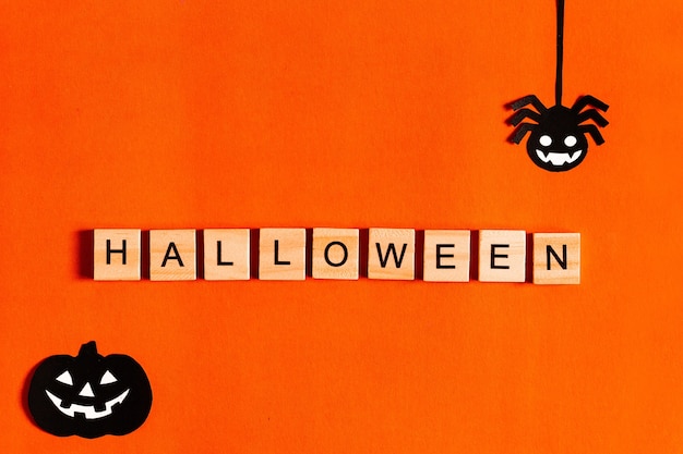Foto vista superior do conceito de halloween com letras de madeira