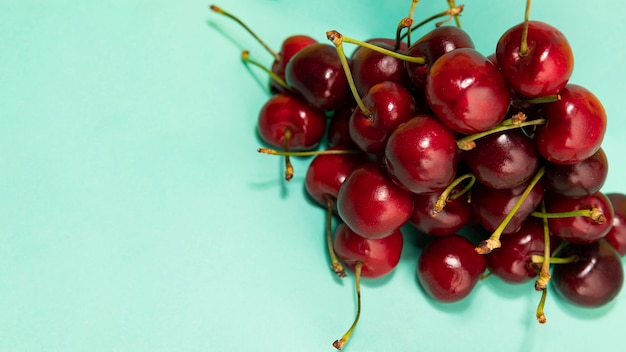 Foto vista superior do conceito de verão com cerejas