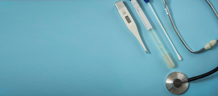 Foto vista superior do conceito médico estetoscópio e teste de termômetro de suprimentos médicos em um fundo azul