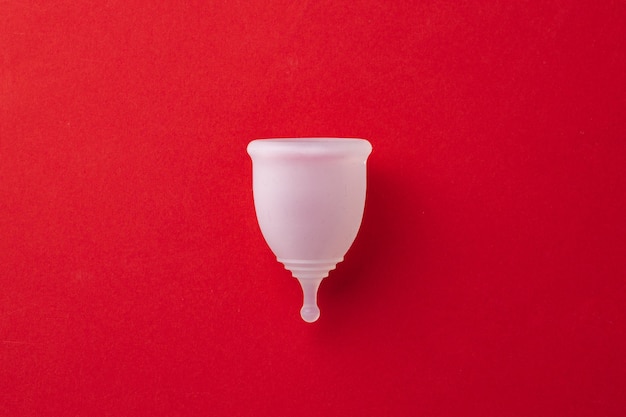 Foto vista superior do copo menstrual no papel