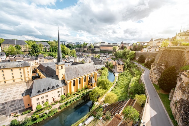 Foto vista superior do distrito de grund com a igreja de são joão e a abadia de neumunster na cidade de luxemburgo