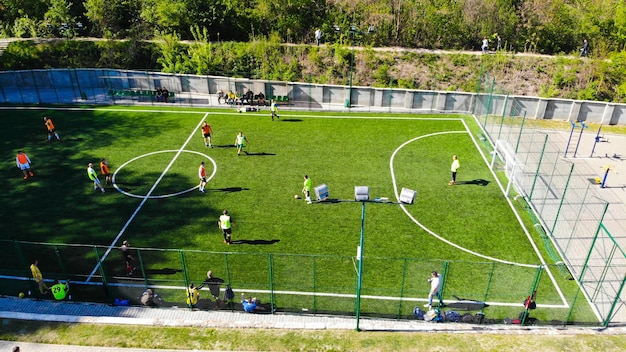 Vista superior do drone aéreo do mini campo de futebol de futebol com pessoas jogando.