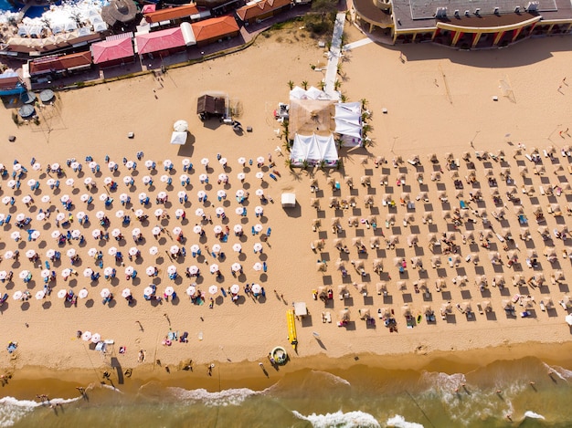 Vista superior do drone aéreo na praia de areia