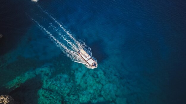 Vista superior do drone de lancha na água azul