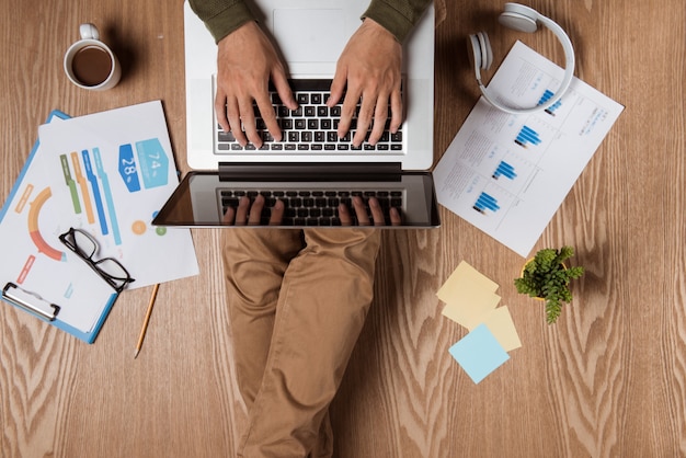 Vista superior do empresário no local de trabalho com espaço de cópia