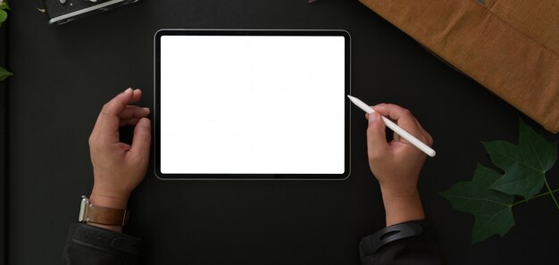 Vista superior do empresário trabalhando com local de trabalho moderno computador portátil de tela em branco