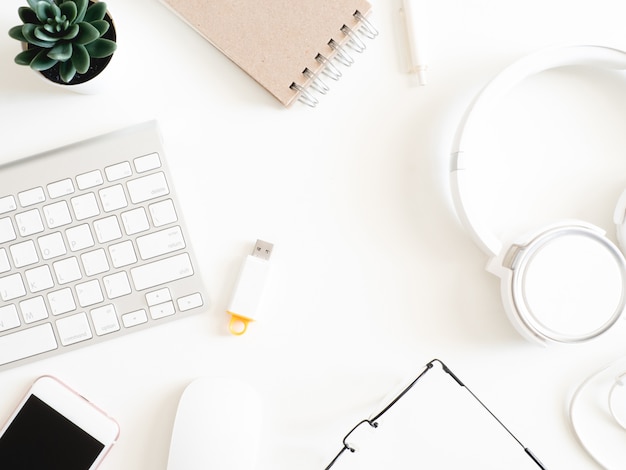 Vista superior do espaço de trabalho de mesa de escritório com notebook, smartphone e gadget no fundo branco