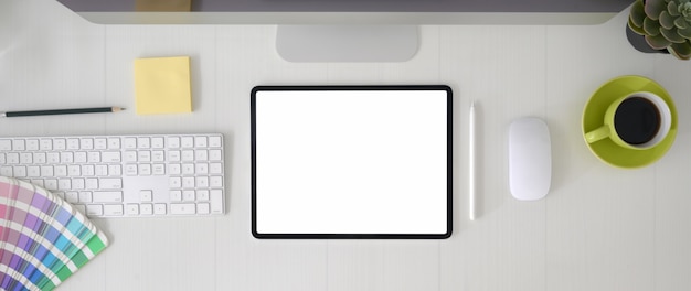 Vista superior do espaço de trabalho do designer gráfico com tablet de tela em branco, dispositivo de computador e suprimentos de designer