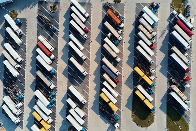 Foto vista superior do estacionamento com caminhões estacionados