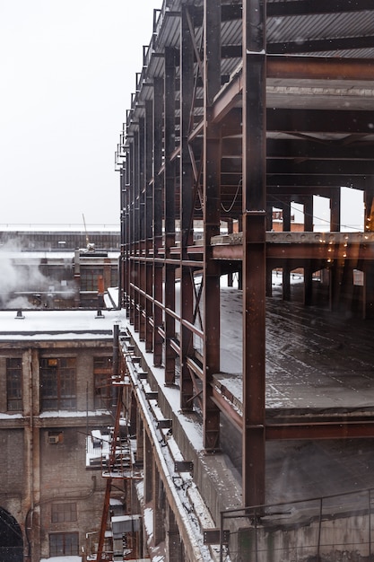 Foto vista superior do estacionamento no pátio da fábrica no inverno