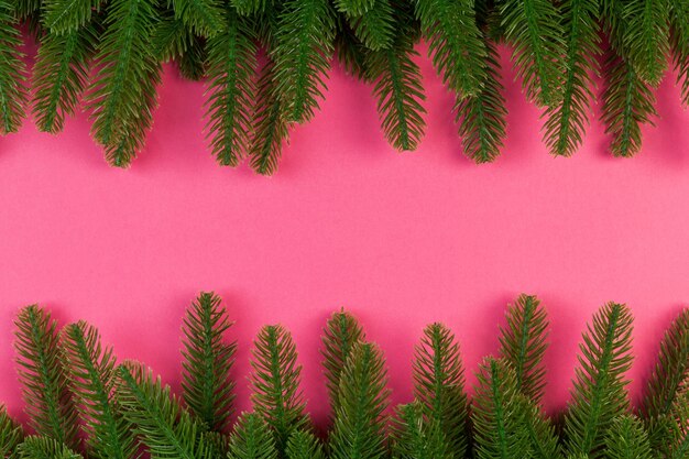 Vista superior do fundo colorido festivo feito de galho de árvore do abeto. conceito de férias de natal com espaço de cópia.