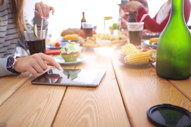 Vista superior do grupo de pessoas jantando juntos enquanto estão sentados à mesa de madeira Comida na mesa As pessoas comem fast food