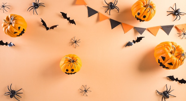 Vista superior do halloween artesanato abóbora fantasma morcego e aranha preta em um fundo pastel