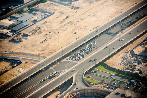 Vista superior do intercâmbio rodoviário em Dubai Emirados Árabes Unidos Tiro matinal