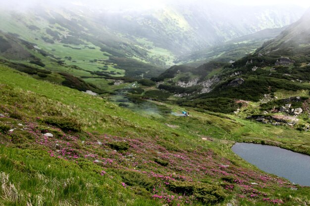 Vista superior do lago Brebeneskul na Reserva da Biosfera dos Cárpatos, montanhas dos Cárpatos, Ucrânia