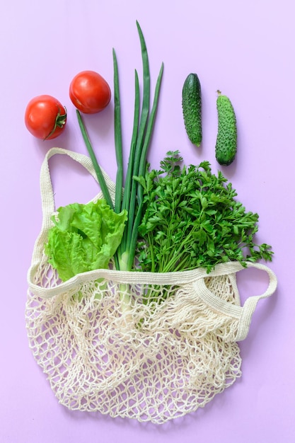 Foto vista superior do layout de vegetais e ervas naturais frescos que se encontram em um saco de cordas