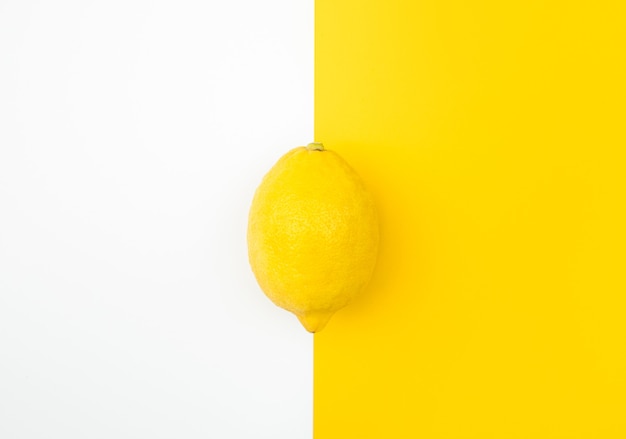 Vista superior do limão na cor de fundo.
