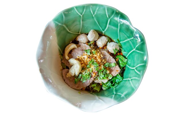Vista superior do macarrão de carne asiática e folha de manjericão com foco seletivo de sopa