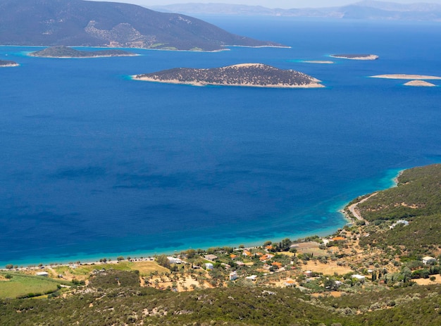 Vista superior do mar Egeu e da estância grega Marmari na ilha Evia na Grécia num dia ensolarado