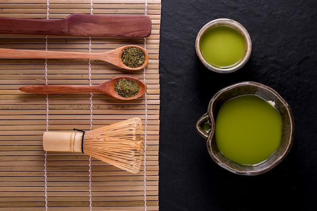 Foto vista superior do matcha do chá verde em uma bacia na superfície de madeira