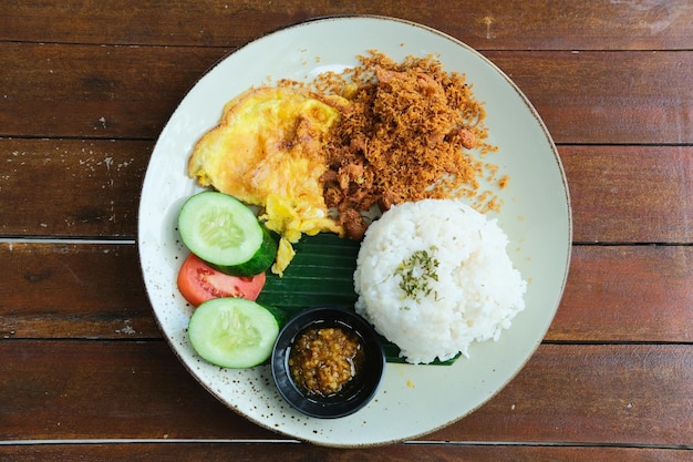 Vista superior do menu de comida da Indonésia chamado Nasi kulit ayam