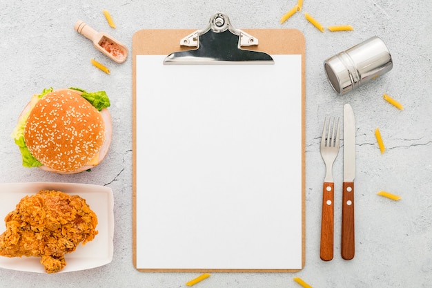 Vista superior do menu em branco com hambúrguer e frango frito