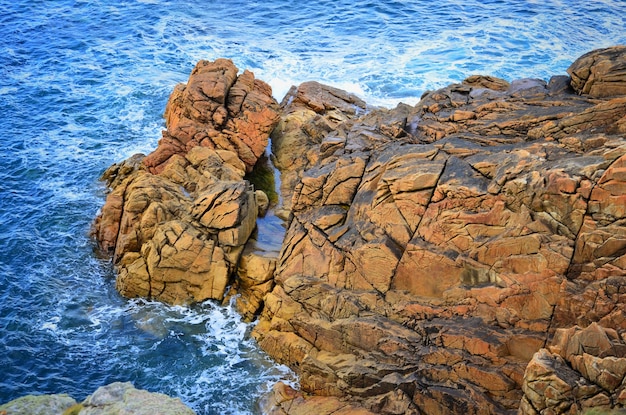 Vista superior do Oceano Atlântico e rochas
