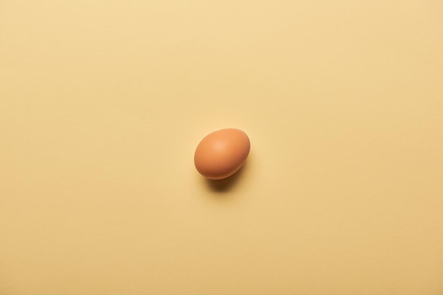 Vista superior do ovo fresco no fundo amarelo
