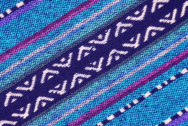 Vista superior do padrão diagonal de tons vibrantes de azul e roxo dos têxteis da região norte da Tailândia