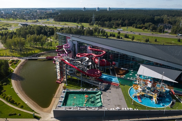 Vista superior do parque aquático em Zhdanovichi e do anel viário em Minsk.