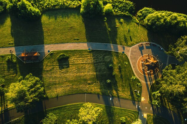 Vista superior do parque da cidade em Chizhovka.Recreation Park com ciclovias em Minsk.