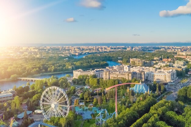 Foto vista superior do parque de diversões na cidade de são petersburgo