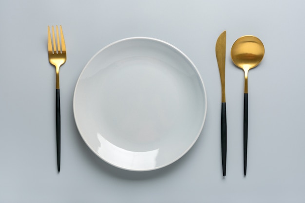 Vista superior do prato moderno e utensílios de mesa
