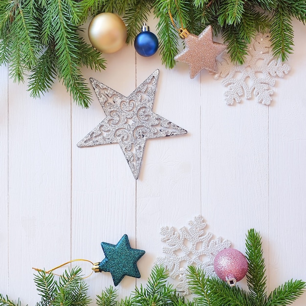 Vista superior do quadro de estrelas e abeto de Natal ou borda na mesa de madeira branca surrada. Flatlay de Natal.