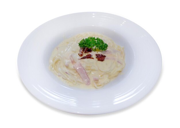 Vista superior do Spaghetti carbonara com molho de creme de cogumelos e presunto cozinha tradicional italiana foco seletivo