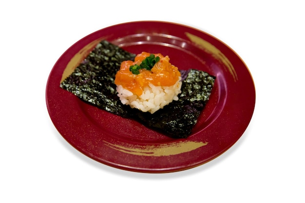 Vista superior do sushi de salmão fresco japonês com arroz japonês e foco seletivo de algas marinhas