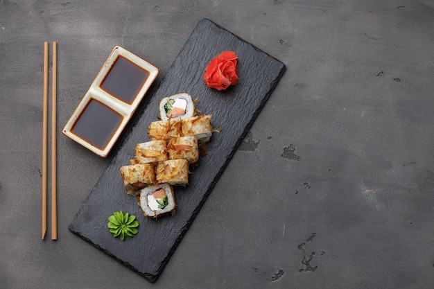 Vista superior do sushi roll com raspas de atum servidas no prato