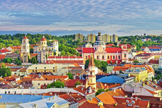 Vista superior do telhado da cidade velha em Vilnius com torres de igrejas, Lituânia