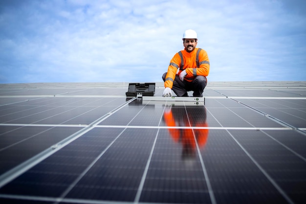 Vista superior do trabalhador de energia solar instalando painéis fotovoltaicos no telhado