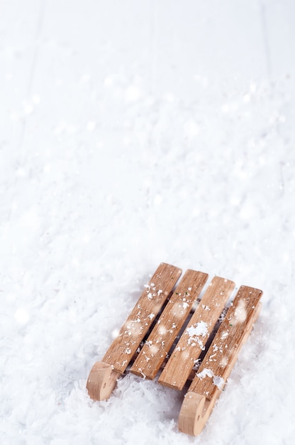 Vista superior do trenó de madeira na neve