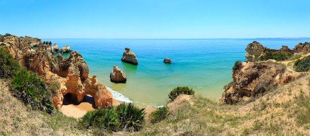 Vista superior do verão na praia dos três irmãos (portimão, alvor, algarve, portugal). dois tiros costuram o panorama.