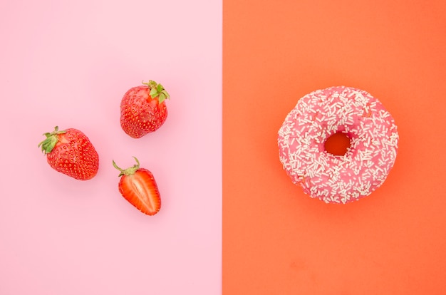 Foto vista superior donut vs fruta