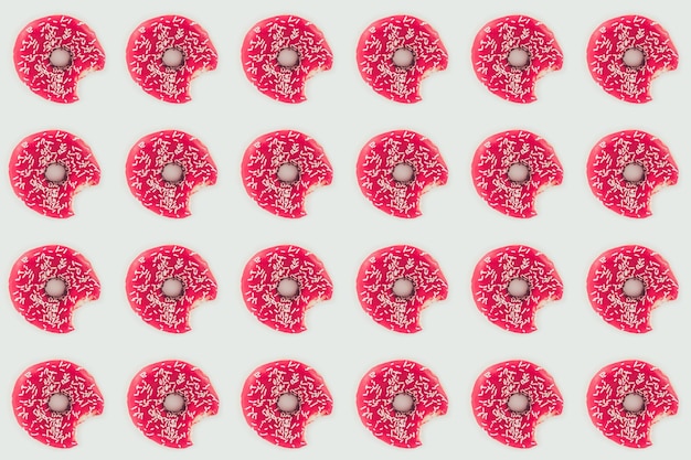 vista superior donuts cor-de-rosa mordidos