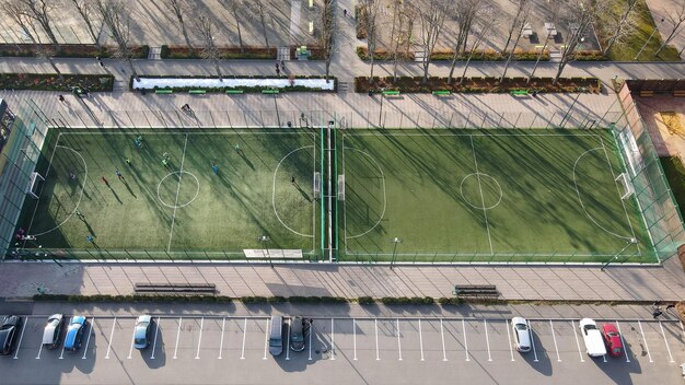 Vista superior dos campos de futebol no parque da cidade de Kharkov