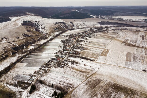 Vista superior dos campos nevados vazios