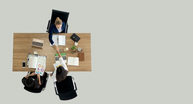 Vista superior dos empresários, apertando as mãos depois de selar um acordo.