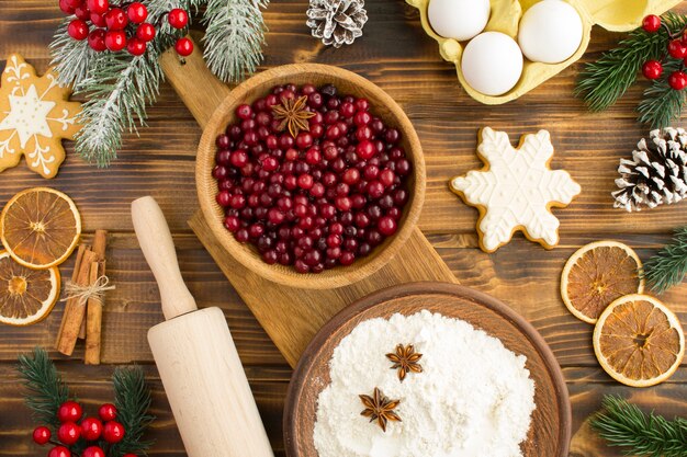 Vista superior dos ingredientes para a torta de cranberry de Natal