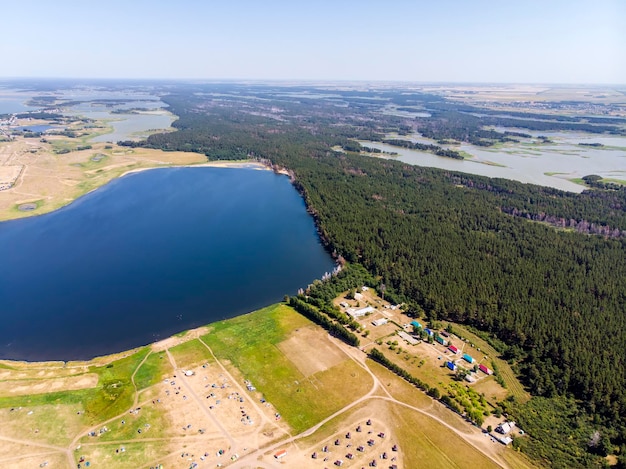 Vista superior dos lagos salgados no território de Altai A aldeia de Zavyalovo